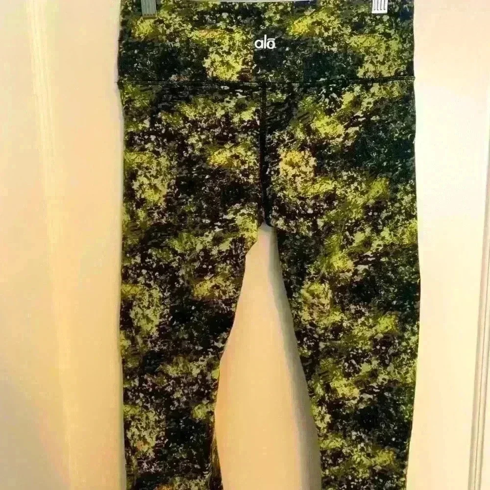 Alo Airbrush womens Capri leggings, yellow, black and grey, size Small